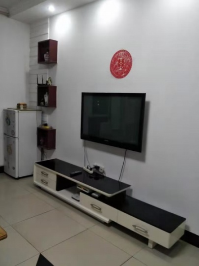桂鶴小區(qū)三室一廳一衛(wèi)一廚,家具齊全，拎包入住